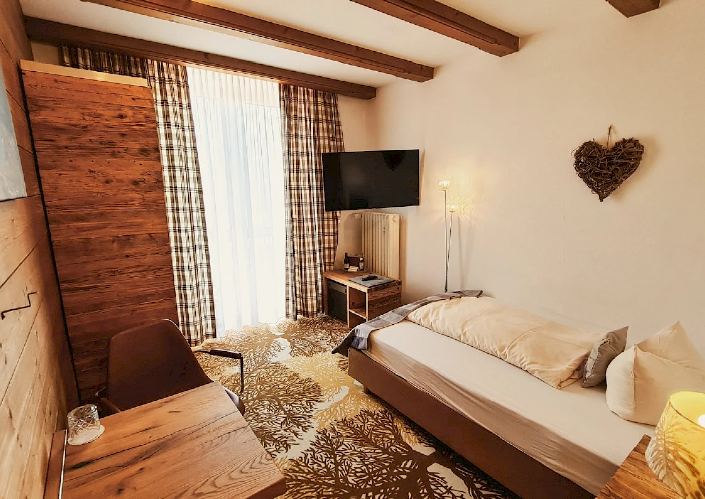 Overview of single room with bed, TV & lovely details