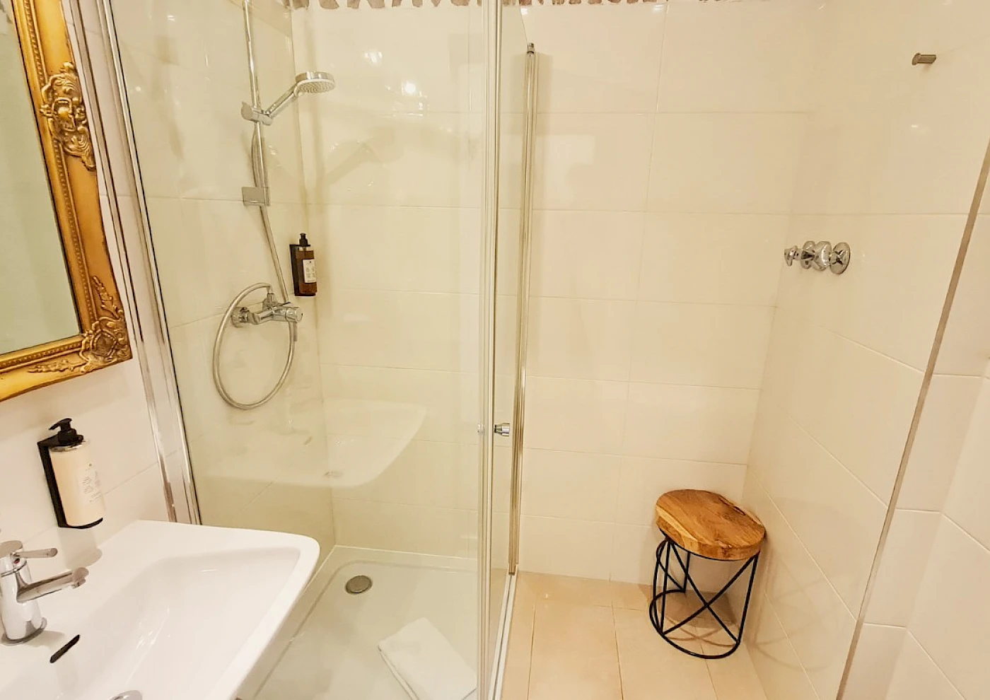 Overview of single room with bed, TV & lovely details