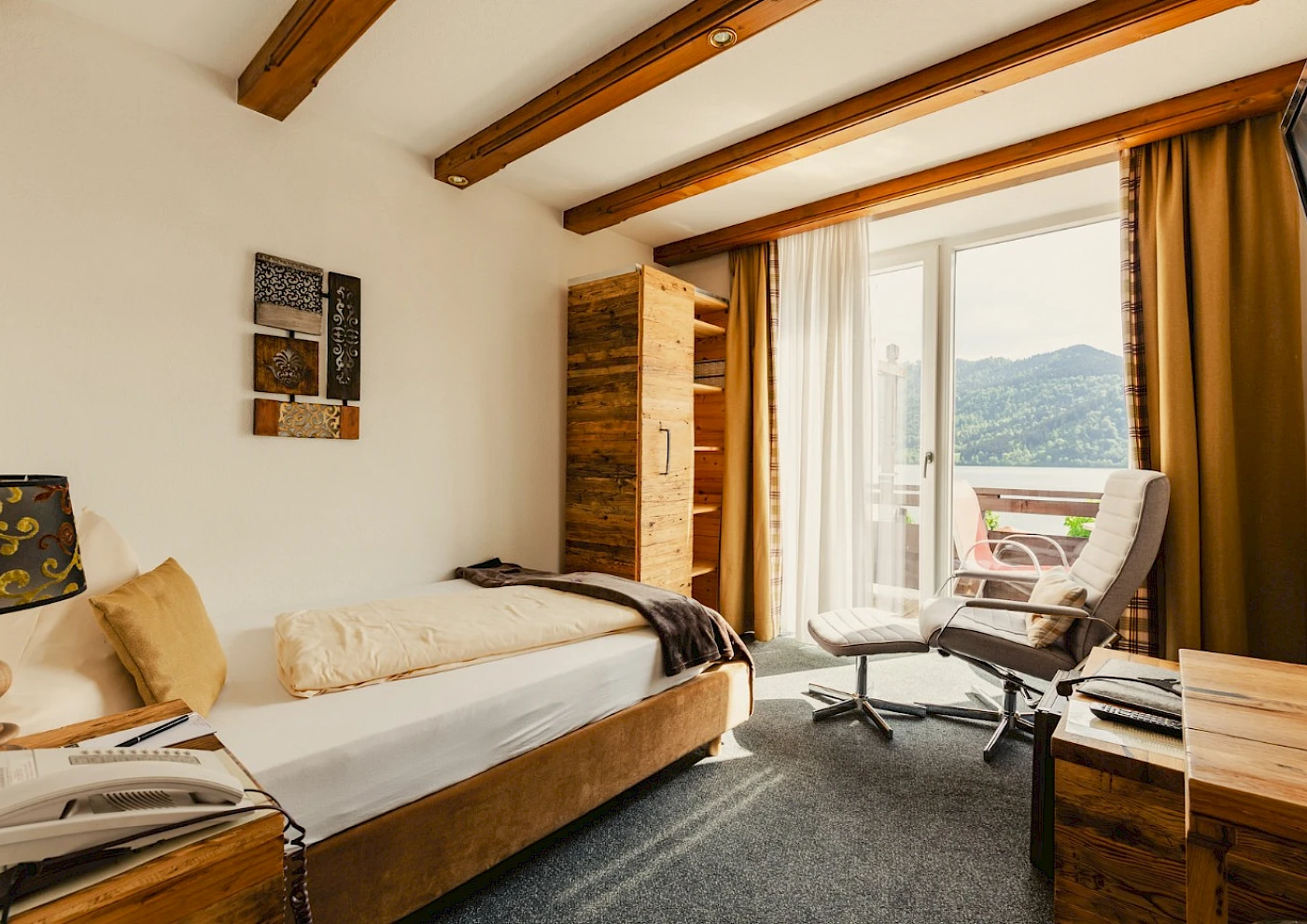 Overview of single room 'Seeseite' with balcony