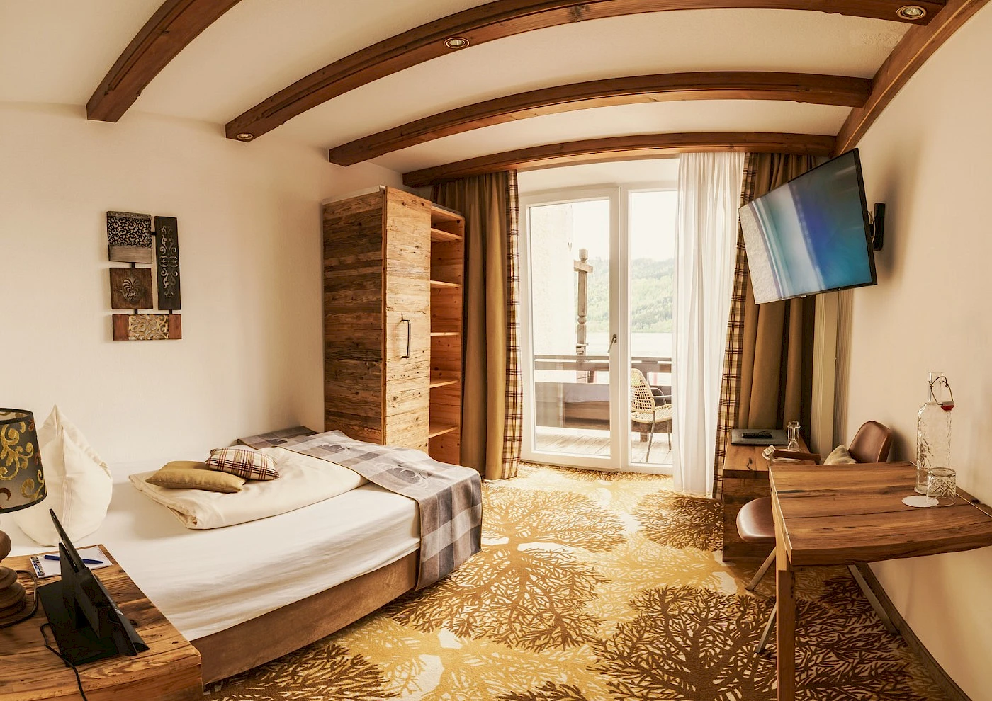 Overview of single room 'Seeseite' with balcony