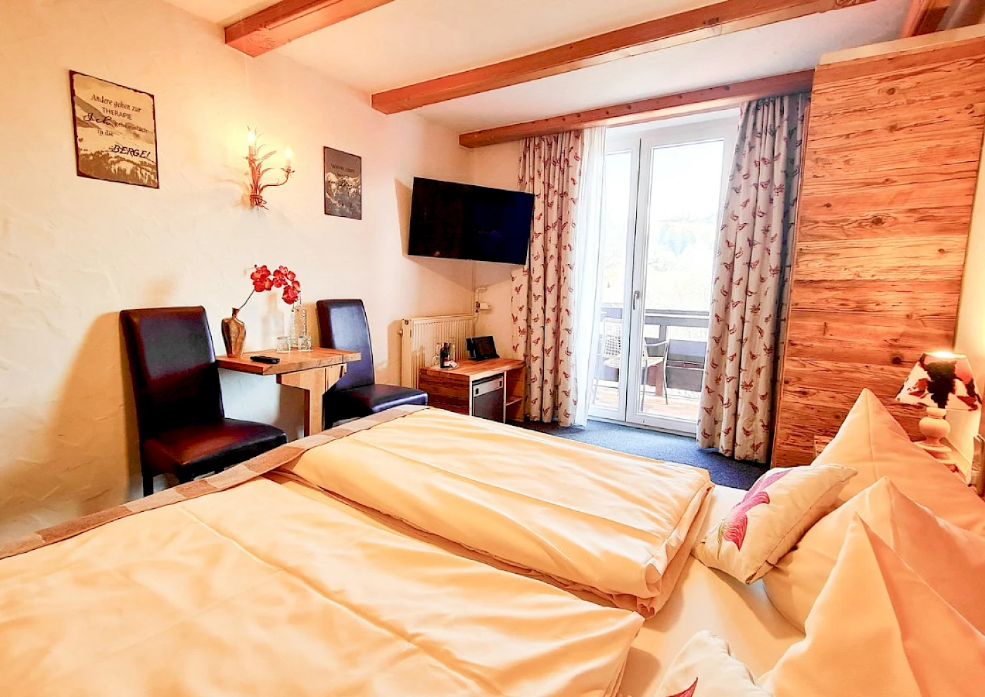 Übersicht Doppelzimmer mit liebevollen Details, Balkon und Seeblick