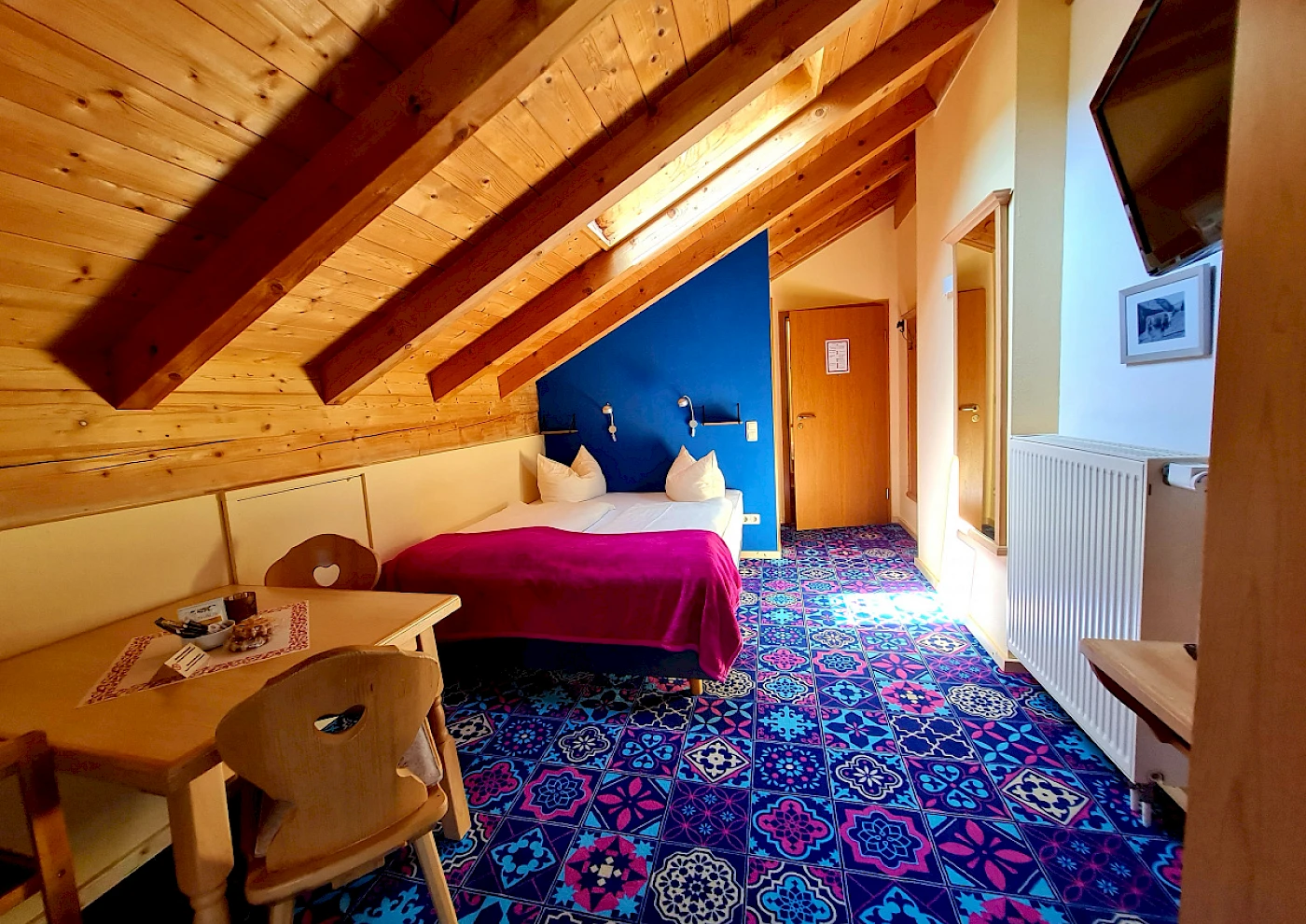 View from above of the shore of Lake Schliersee and the apartment building ‘Kuh am See’