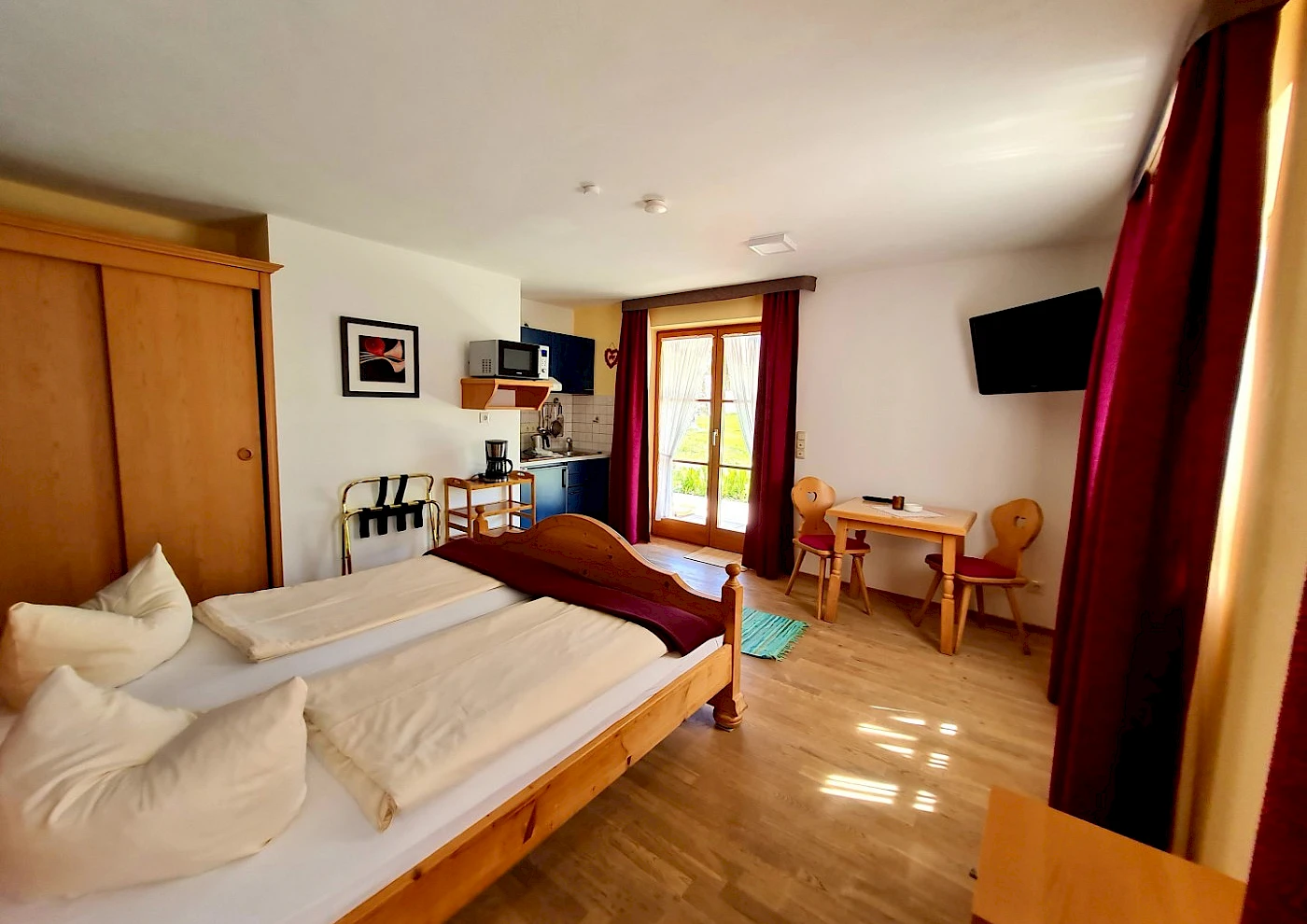 View from above of the shore of Lake Schliersee and the apartment building ‘Kuh am See’